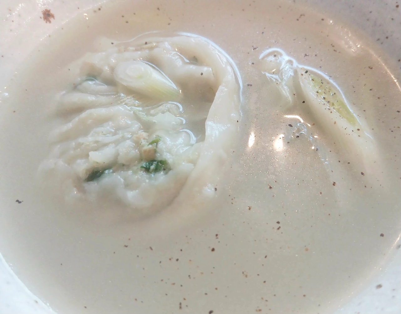 사골국물에 만두국