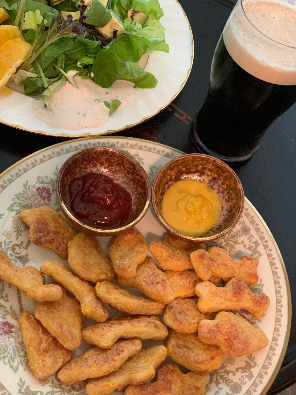치킨 너겟과 즐기는 기네스 흑맥주