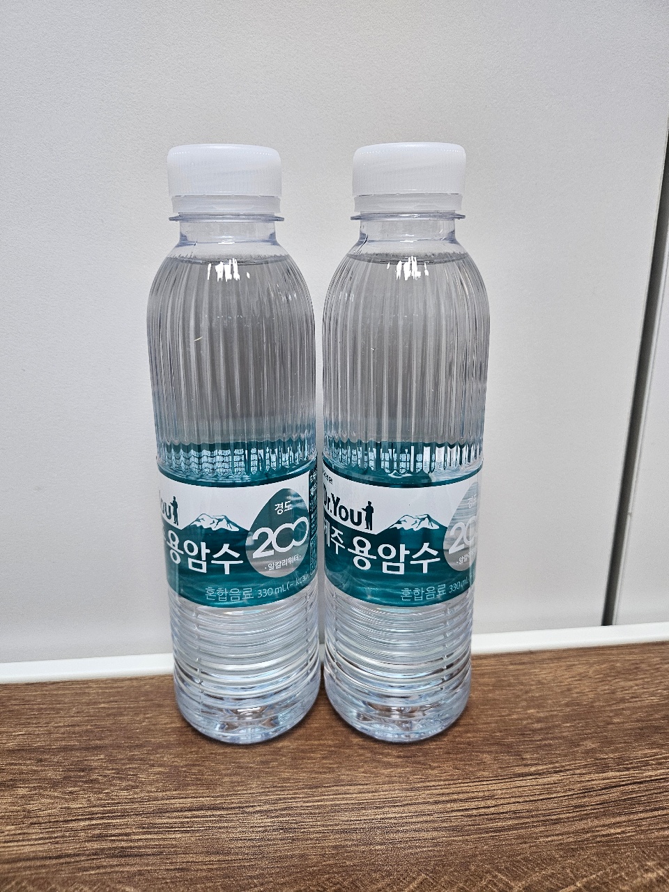 식탁에 놓인 생수병 두 개