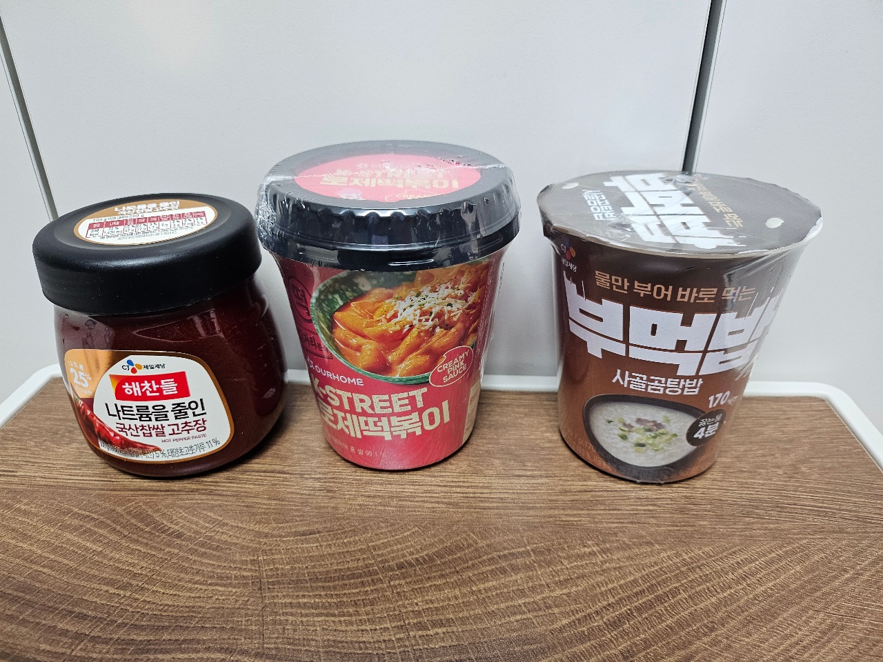 테이블에 놓인 한식 반찬과 국수 용기