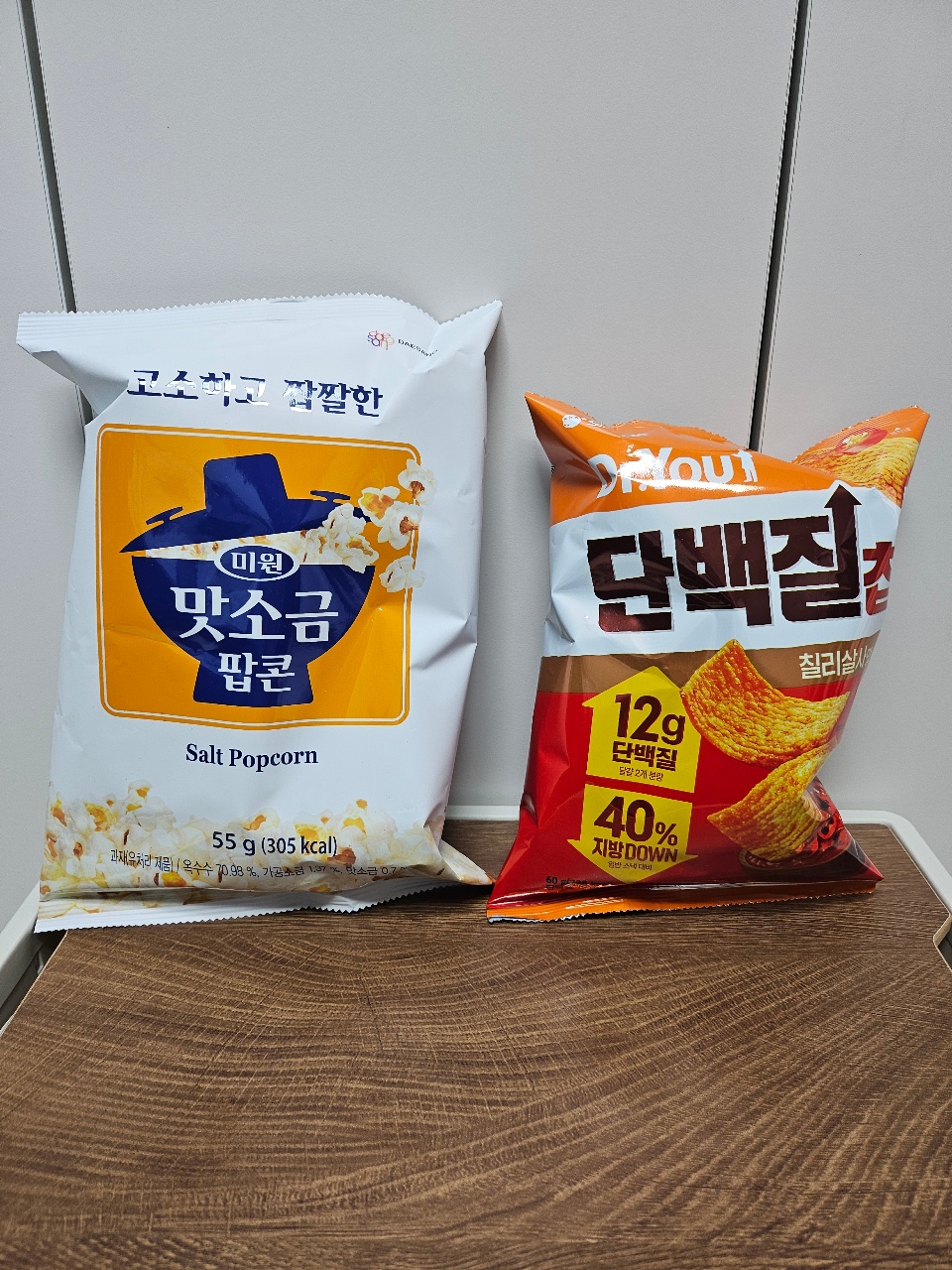 식탁 위에 놓인 소금 팝콘과 옥수수 칩