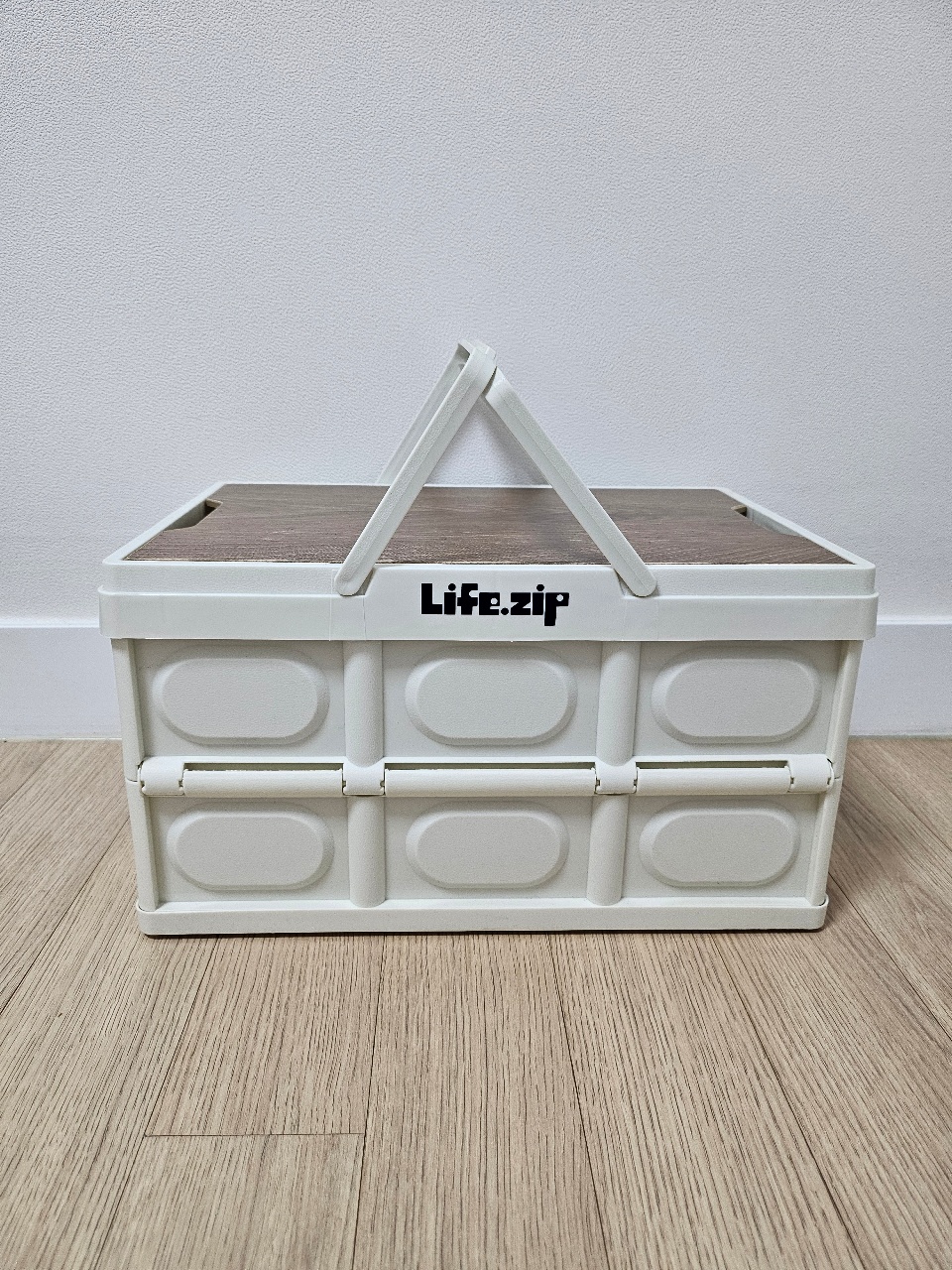 Life.zip 로고가 있는 흰색 손잡이 수납 바구니