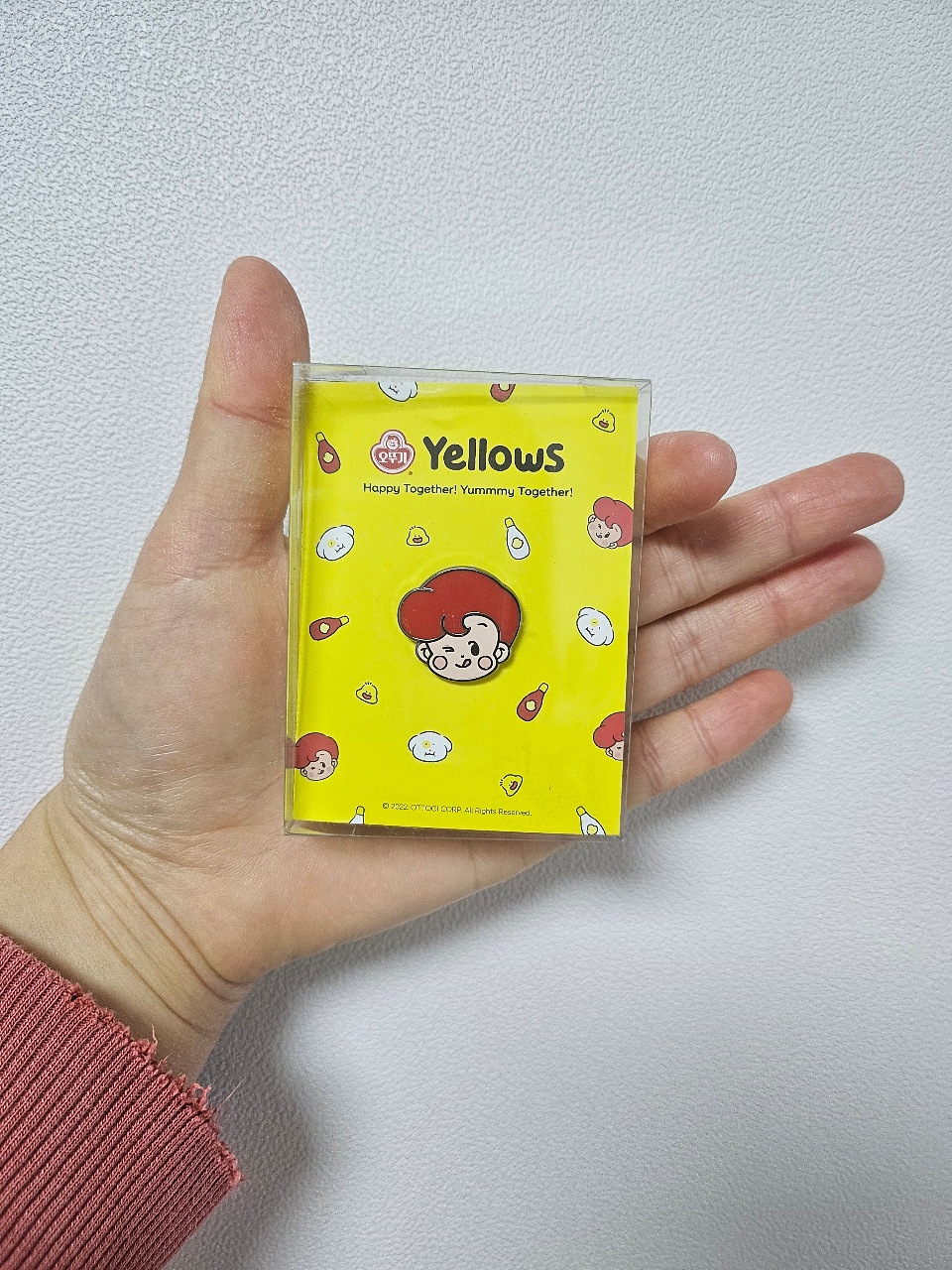 손에 들린 노란색 Yellows 캐릭터 패키지