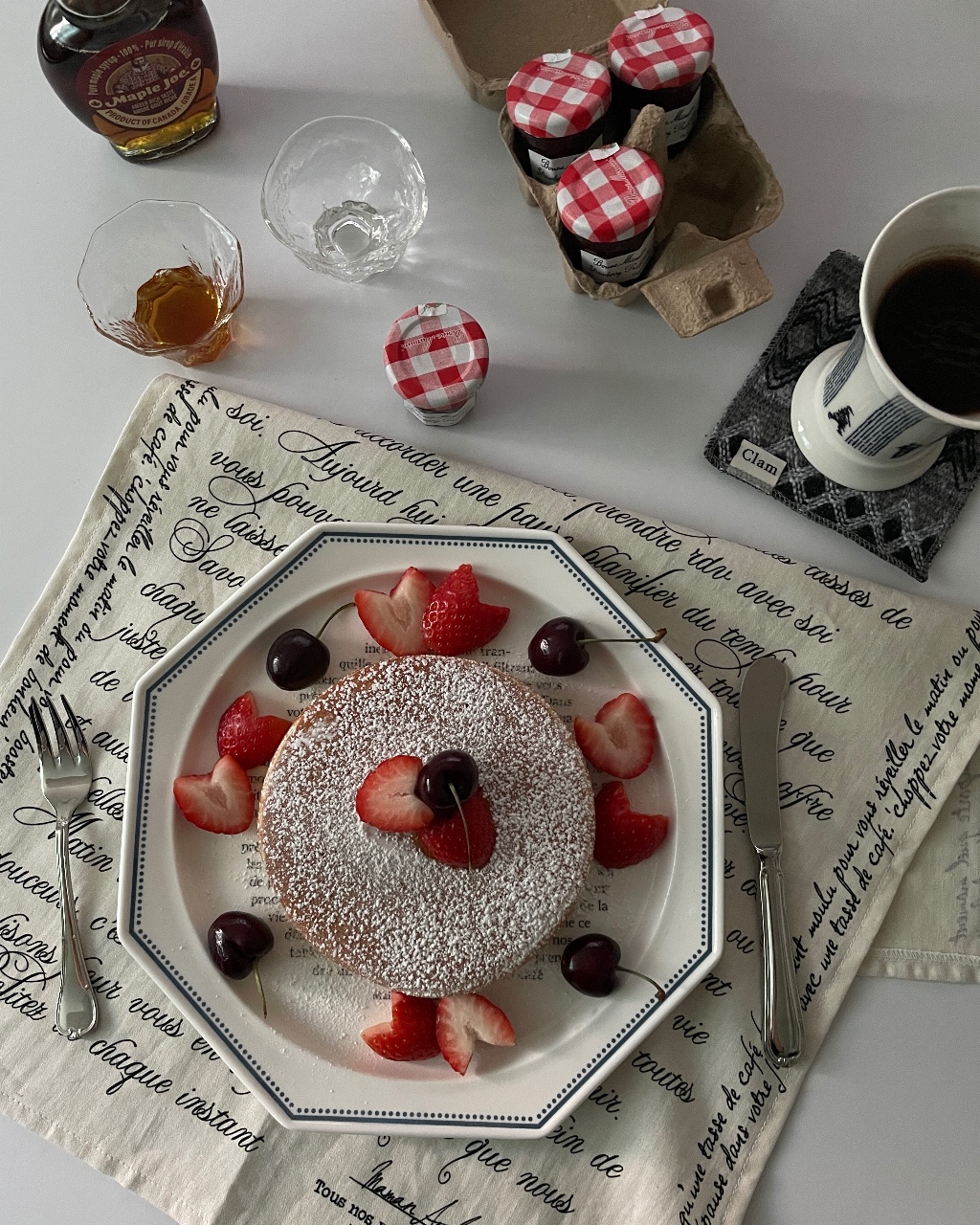 딸기, 체리를 올린 팬케이크🍓🍒