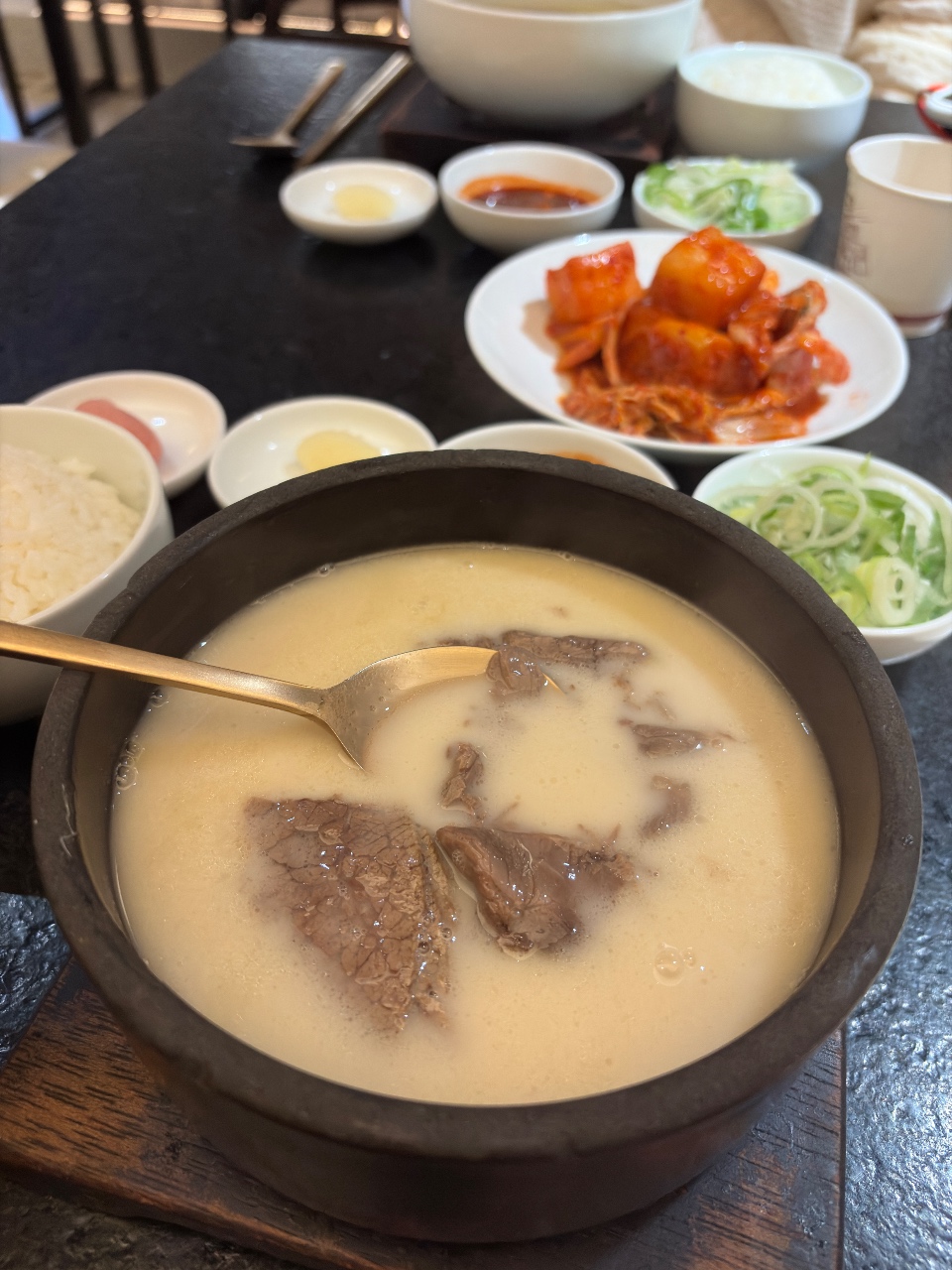 진한 국물이 예술인 거대곰탕!