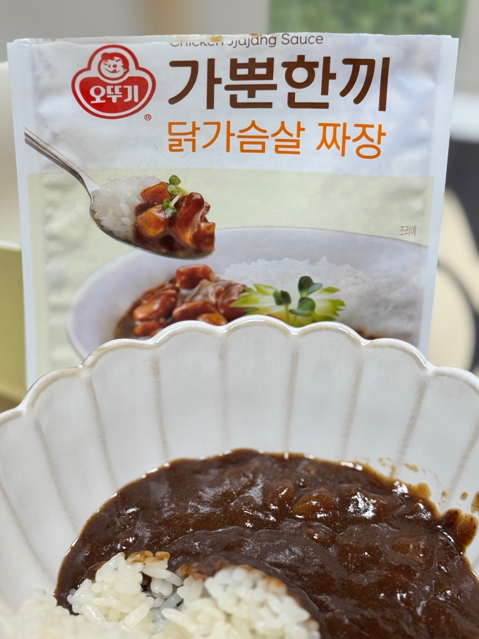 닭 정육 소스 제품의 패키지와 담긴 반찬