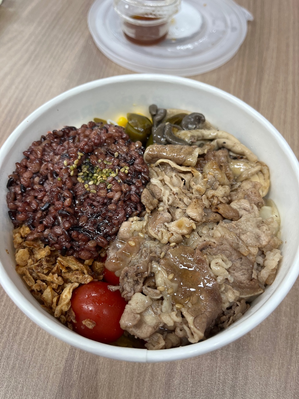 브라운 식탁에서 포케먹기