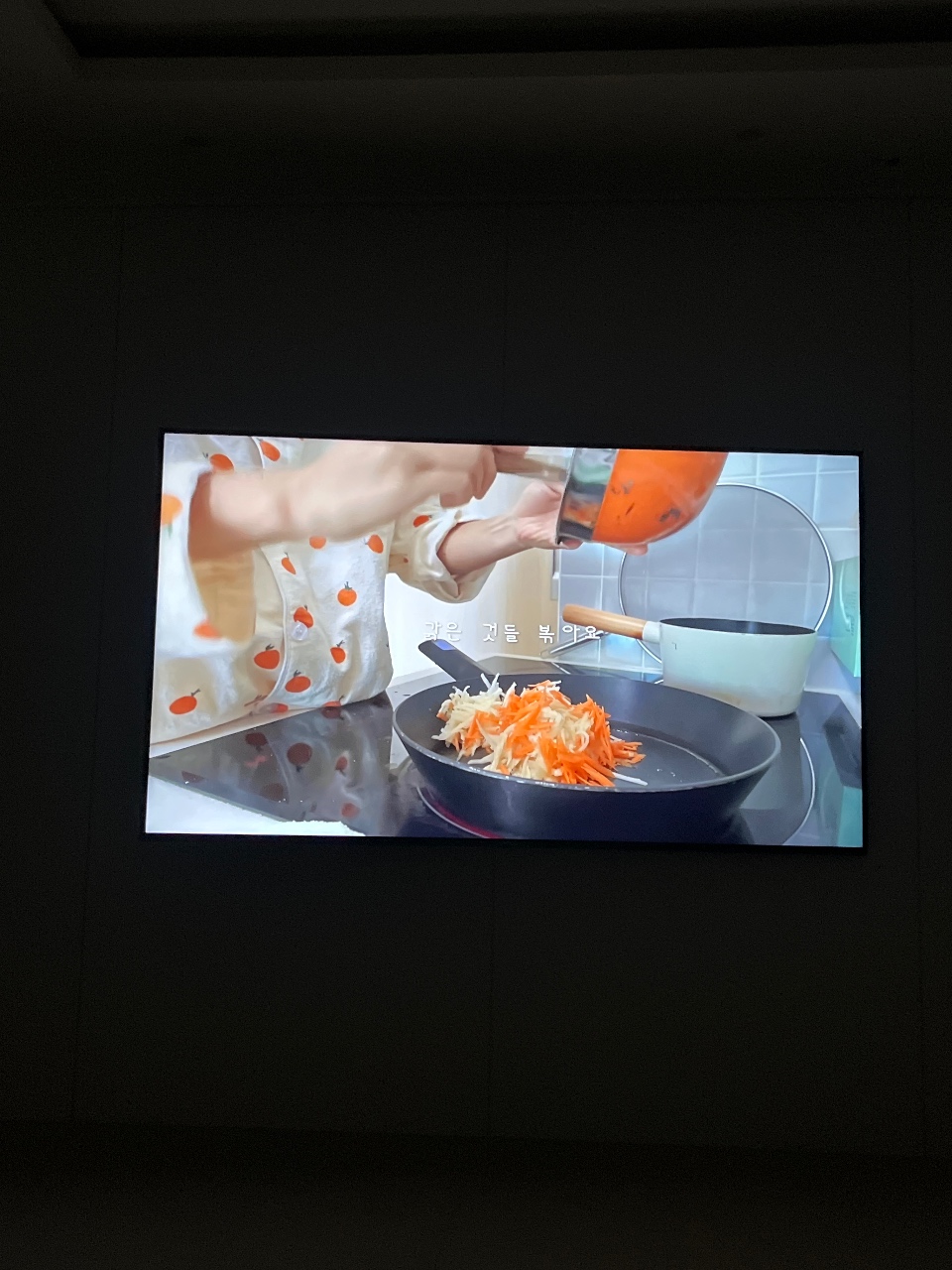 불끄고 tv보는데 좋네요