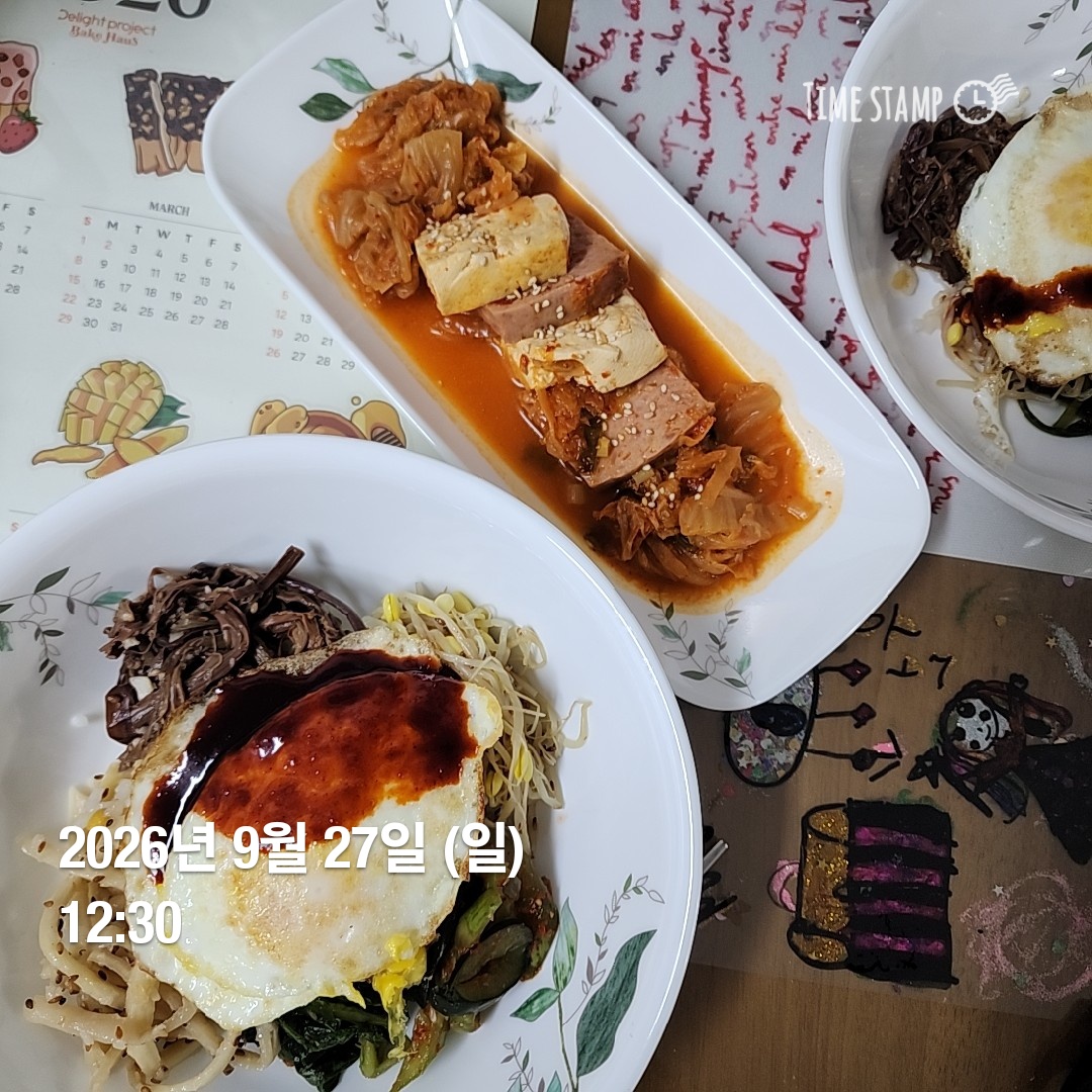 식탁에 차려진 두부 요리와 계란 국수, 돼지고기 요리