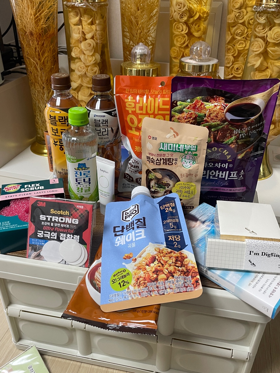 서랍에 정리된 한국 식품, 음료, 테이프 등 생활용품