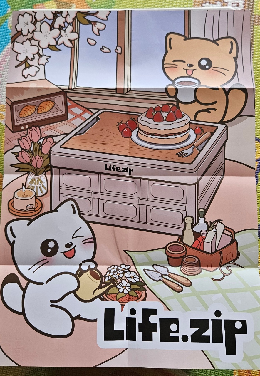 고양이 인형과 식탁에 차려진 케이크, 빵, 꽃과 조리도구