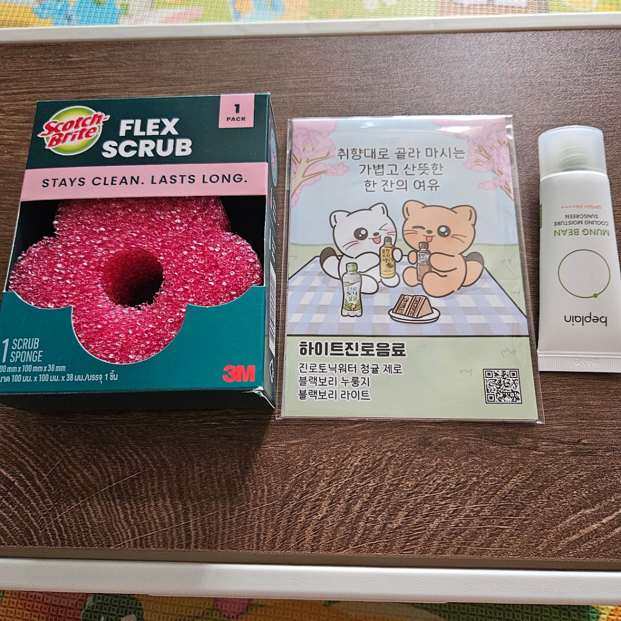 주방 세제와 청소용품이 나열된 욕실용품
