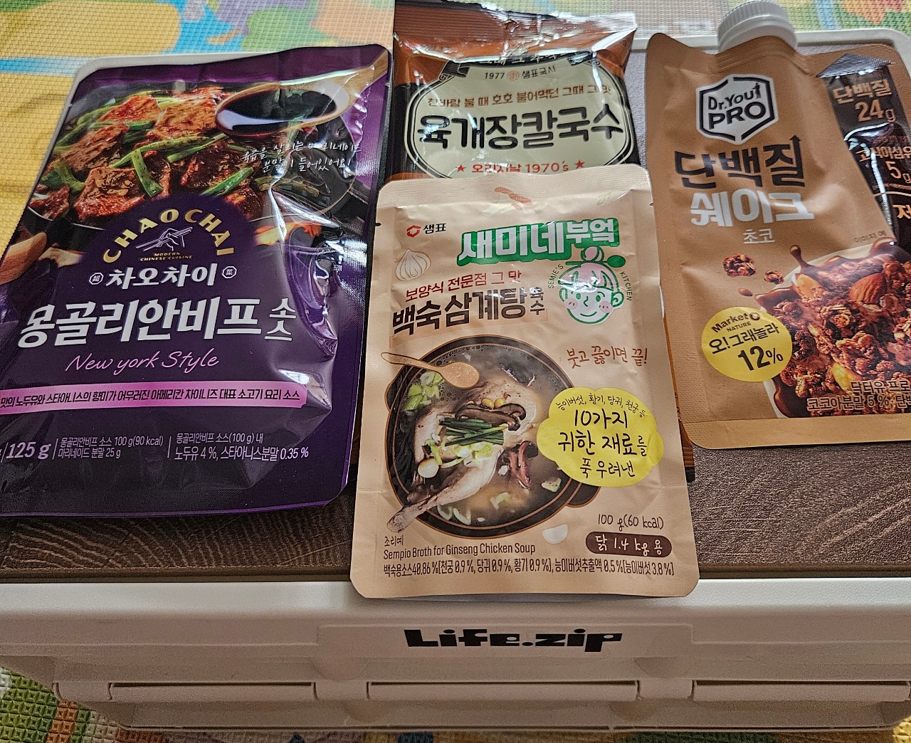 선반에 진열된 한국 즉석밥과 국수, 간식 패키지