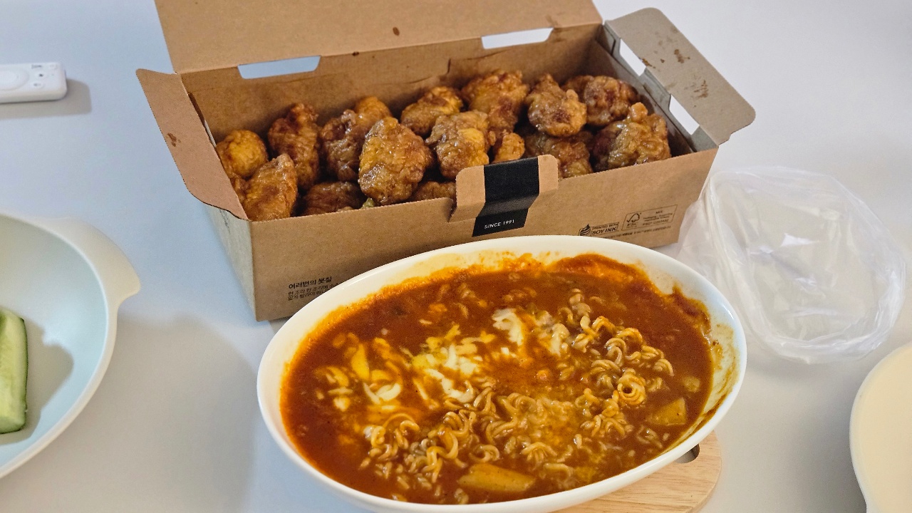 교촌치킨과 라볶이