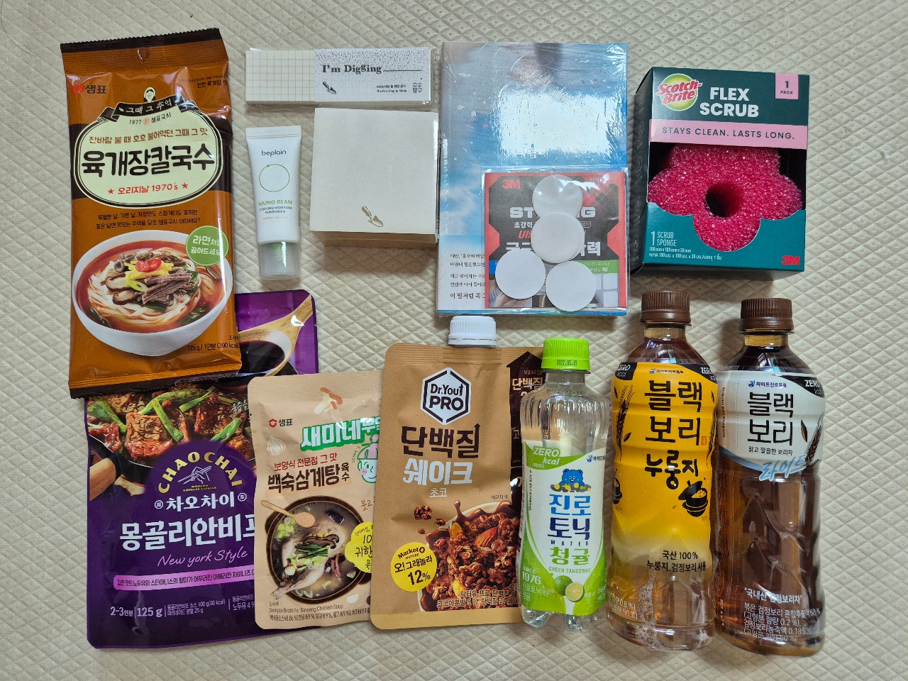 한식 라면과 밥 양념, 음료, 세제와 스펀지 등 식품·생활용품 모음