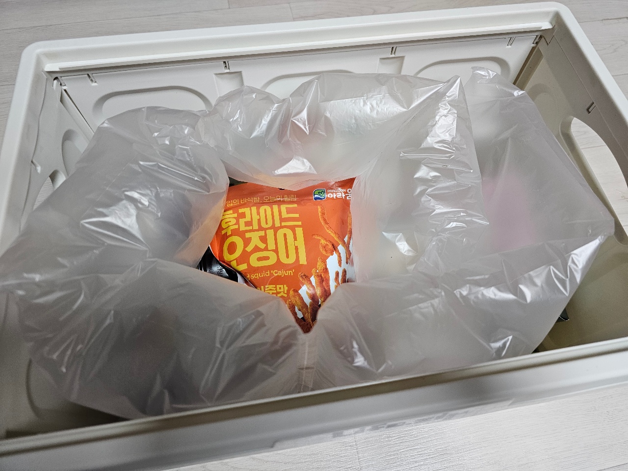 흰 박스 안에 비닐로 싸인 오징어 식품