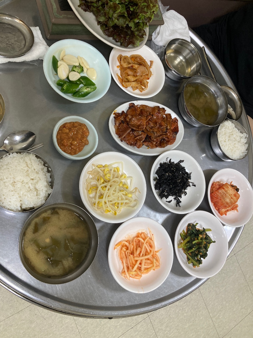 식탁에 차려진 밥, 국, 고기반찬, 나물, 김, 소스 등 한식 반찬
