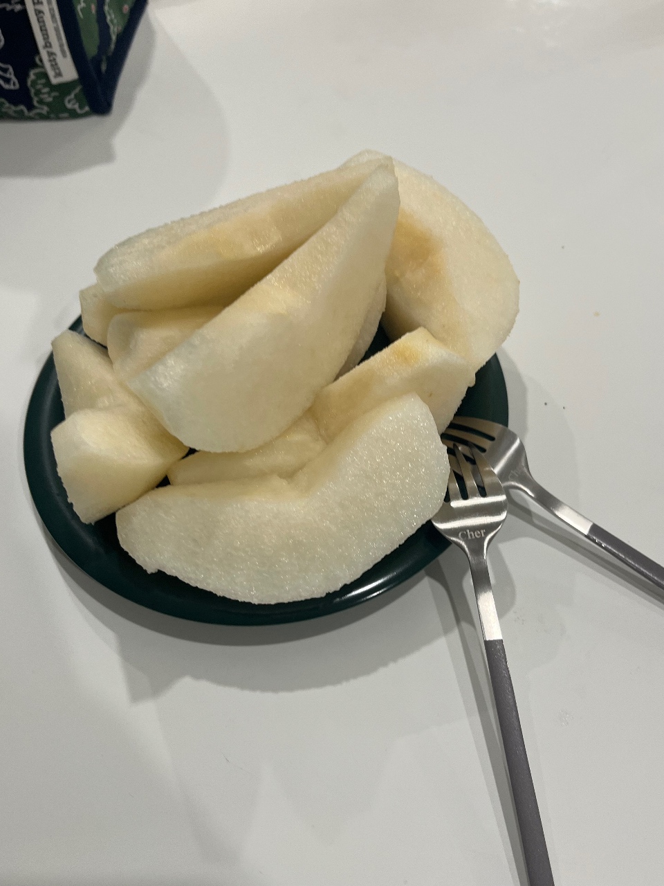 배 깎아서 먹는중이에요^^