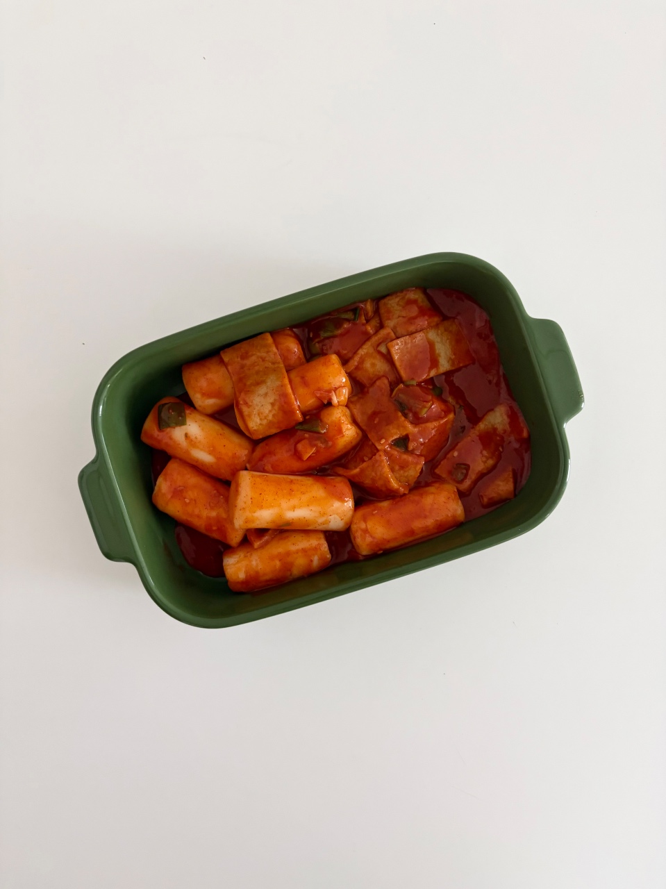 초록 그릇과 떡볶이 💚