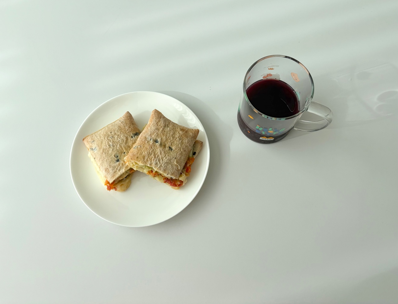 치아바타 샌드위치와 포도즙 🥪🍷
