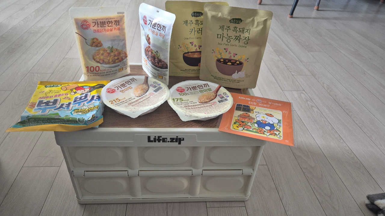 Life.zip 수납함 위에 진열된 간편식품과 한식 반찬 제품들
