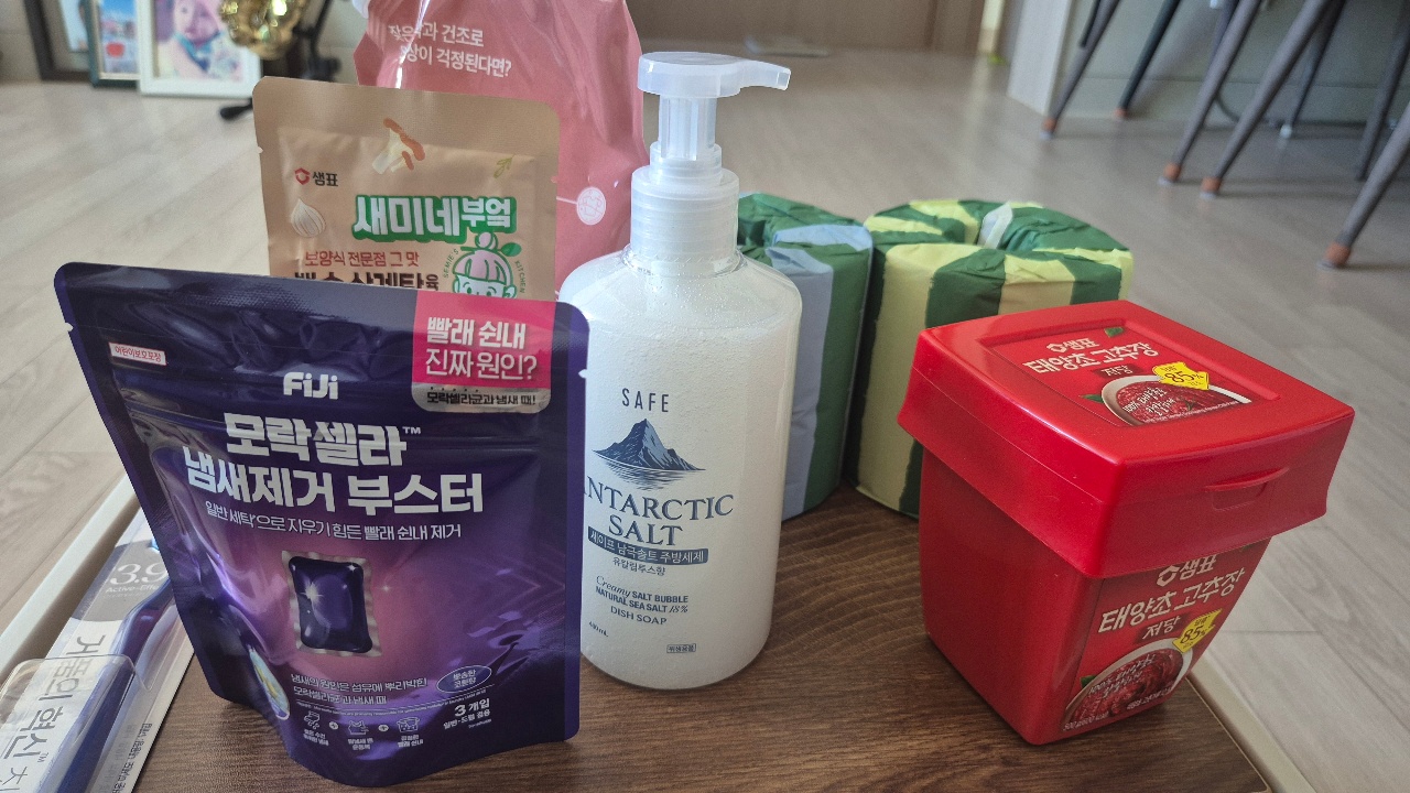 식탁에 놓인 세제, 비누, 반찬 용기 등 생활용품