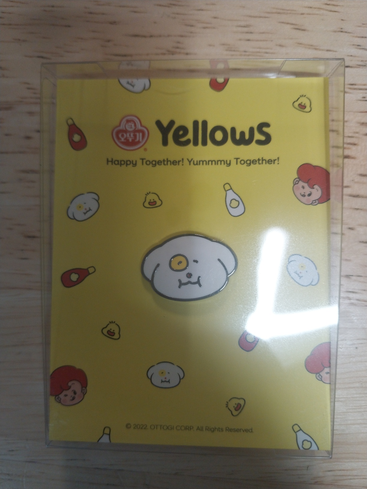 Yellows 캐릭터 인형이 담긴 투명 상자 패키지