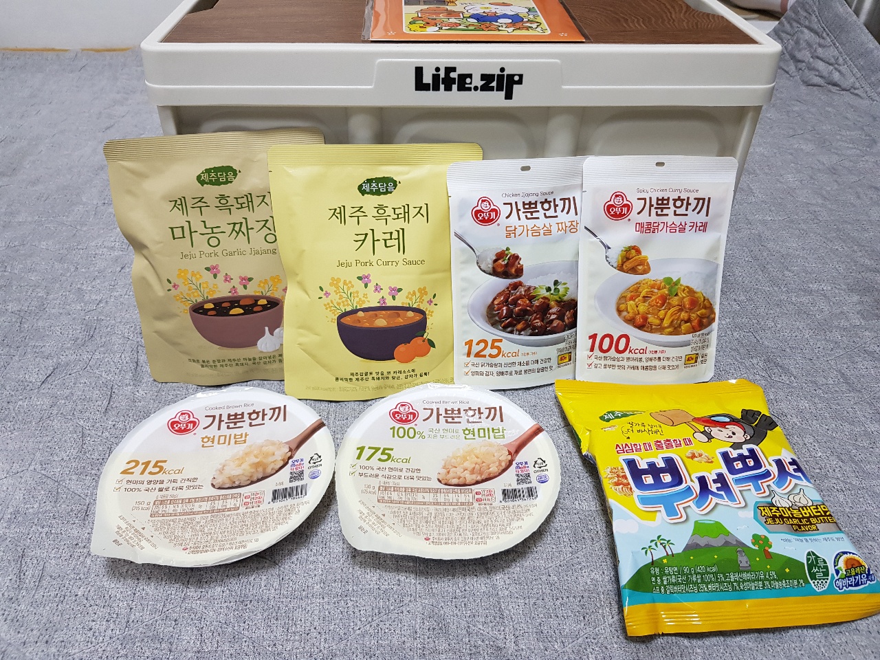 Life.zip 수납함에 담긴 한국 소스와 밥 관련 가공식품