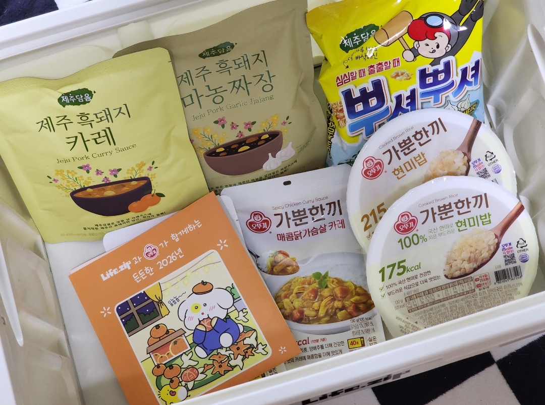 서랍에 정리된 한국 소스, 밥, 반찬 등 식품 패키지