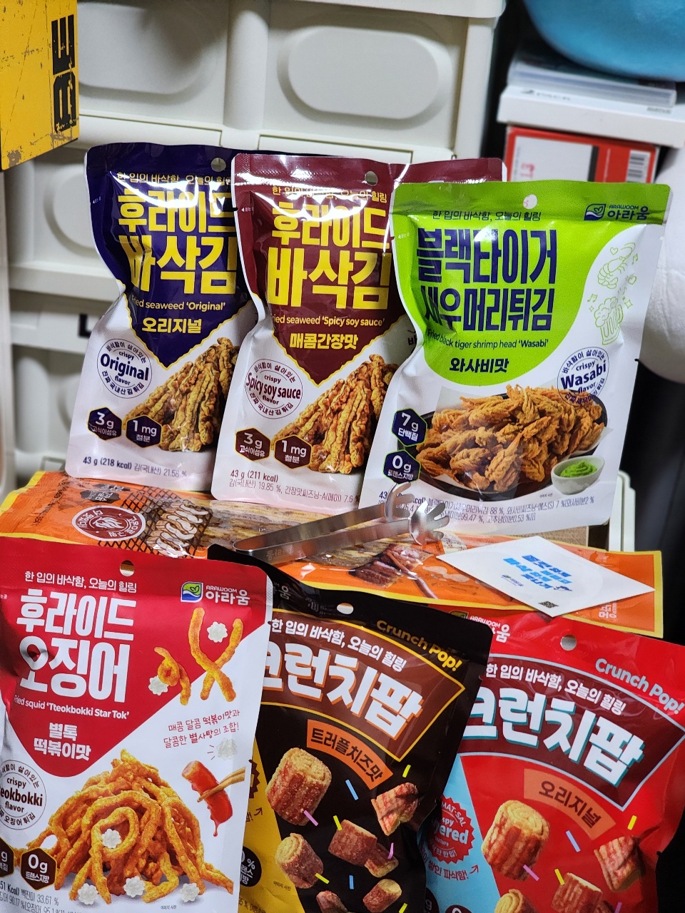 한국 간식 포장 - 새우칩과 오징어 과자 등 다양한 스낵