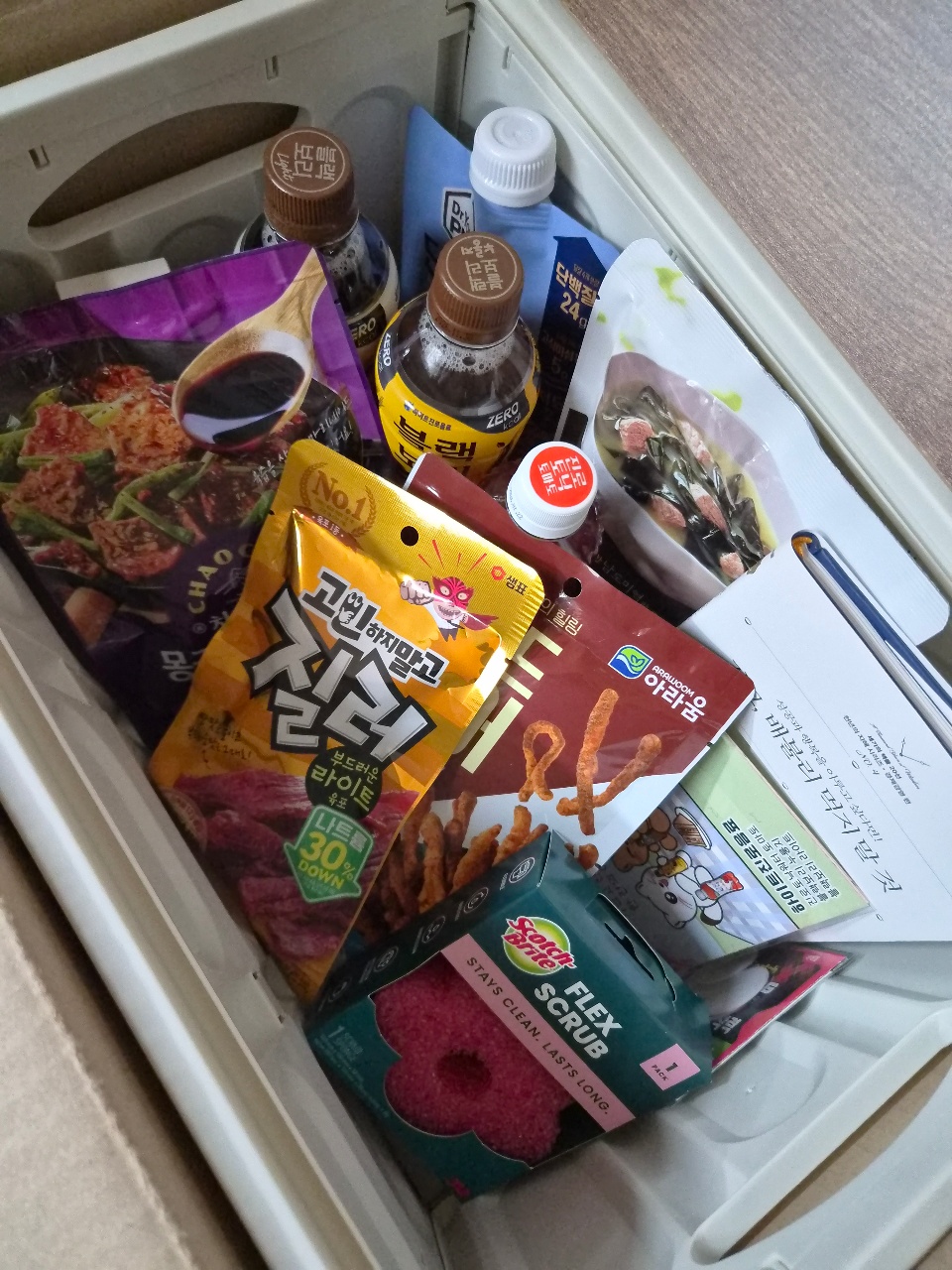 서랍에 정리된 간식, 음료, 세제 등 생활용품