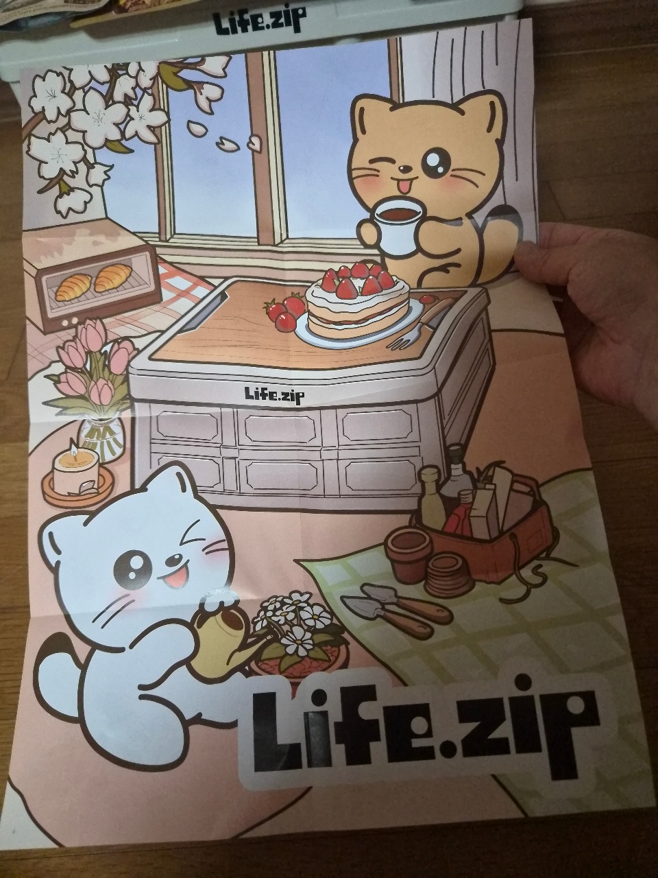 고양이 인형이 있는 주방에서 케이크와 빵, 꽃을 소재로 한 일러스트