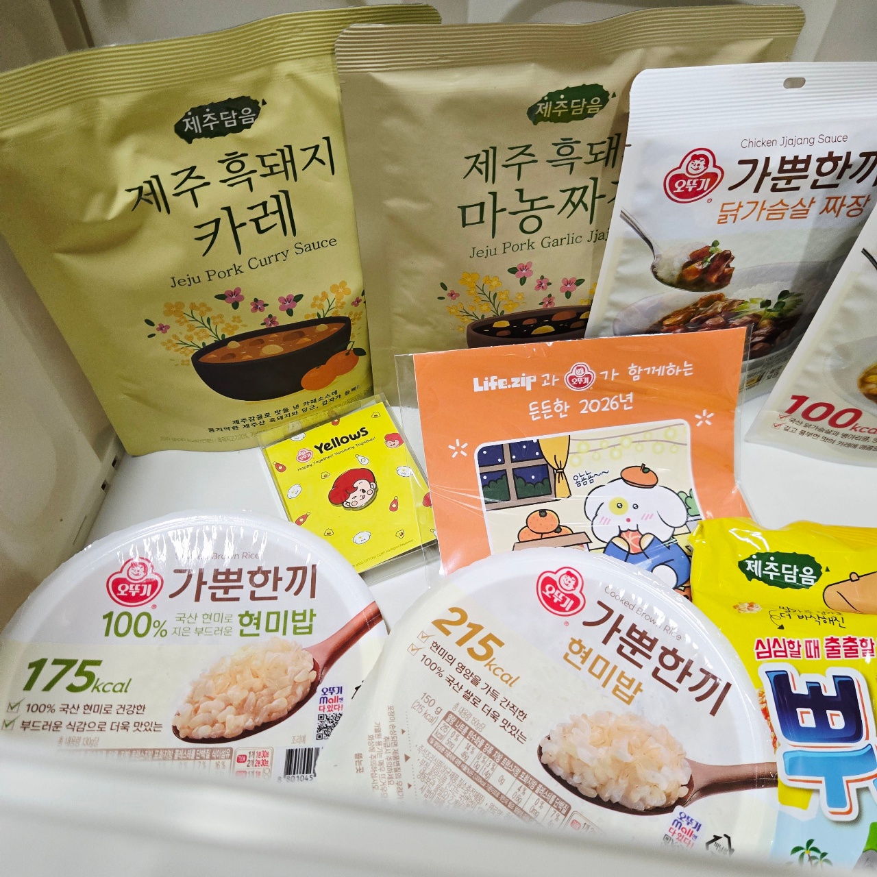 제주 흑돼지 카레, 마늘짜, 가뿐한끼 등 한식 소스와 밥, 캐릭터 상품이 모여있다.