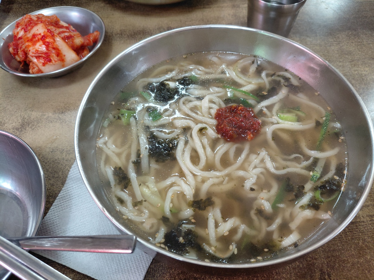 국수와 김, 파가 담긴 국물 요리와 반찬 김치