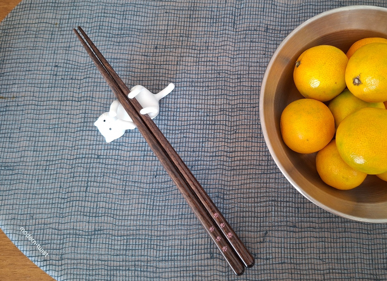 귀여운 건 못 참지 🐱🥢
