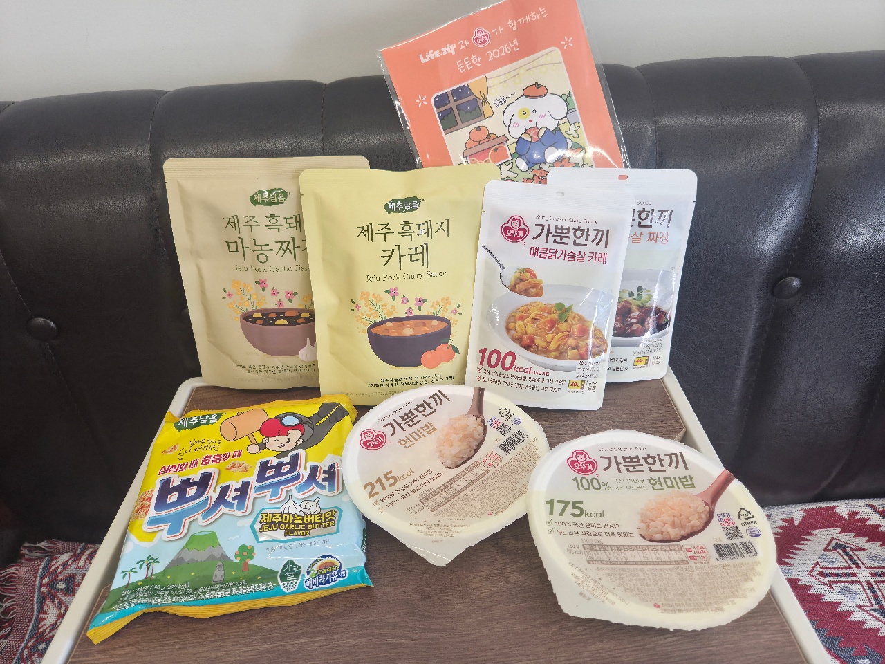 소파 앞 테이블에 놓인 한국 간식과 음식 제품들