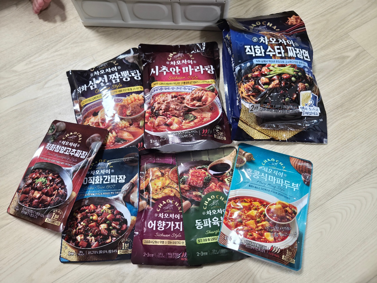 바닥에 펼쳐진 한국 소스와 라면 등 즉석 밥 먹거리 패키지
