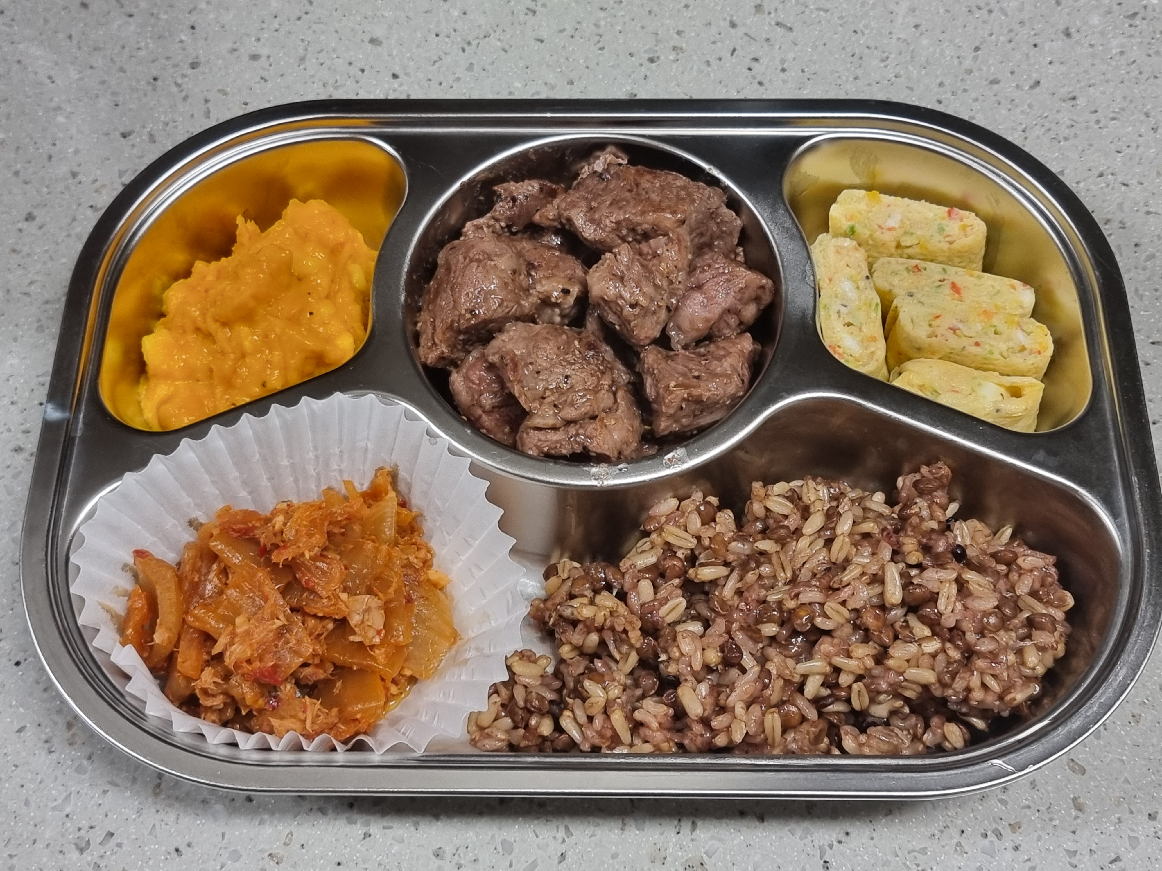 내일은 고기도시락이에요🤤