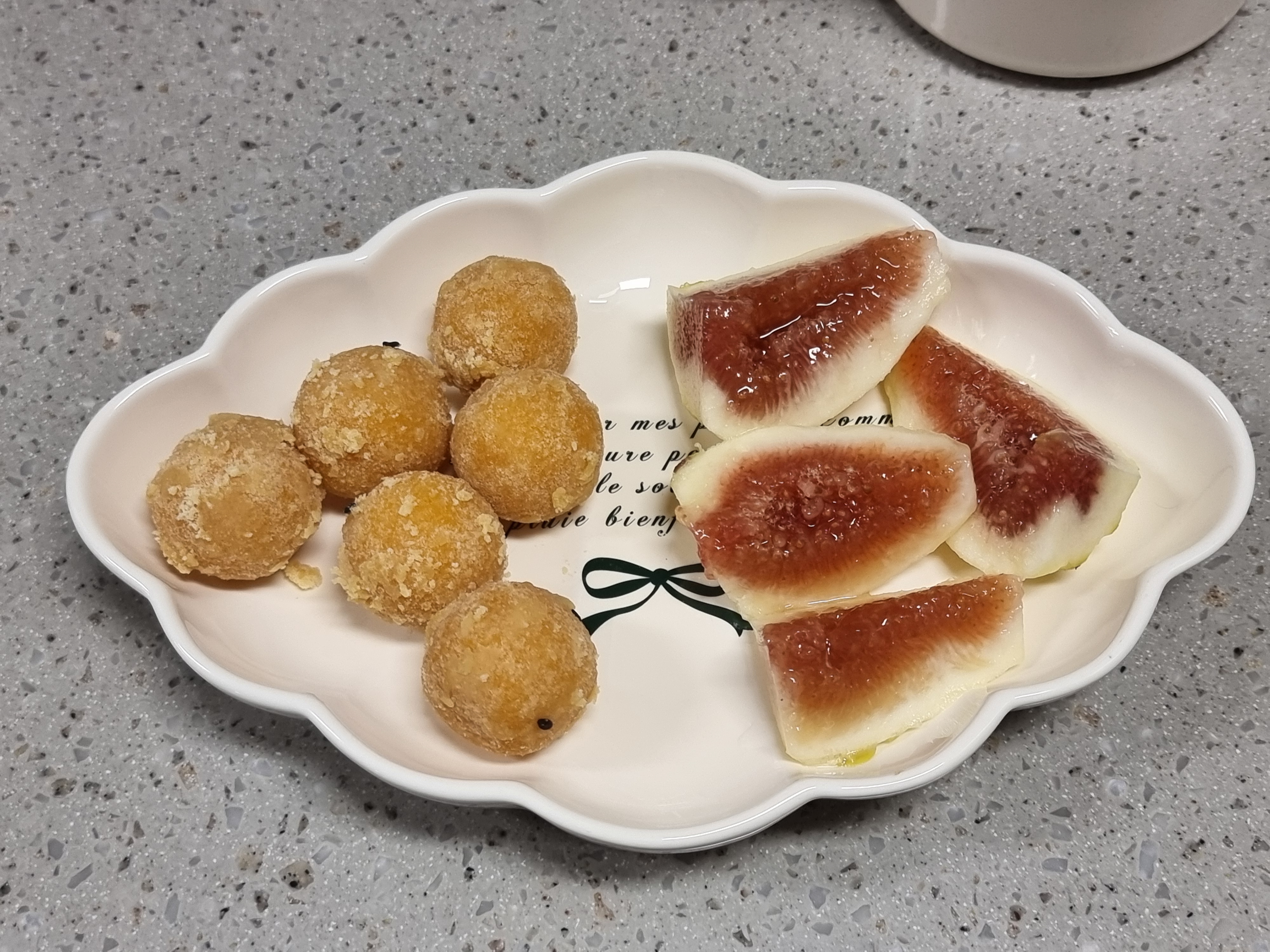 단호박 경단을 먹어요