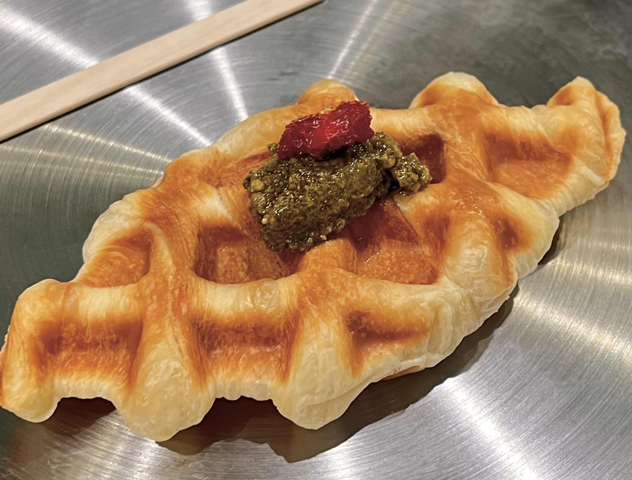 바질페스토와 크로플