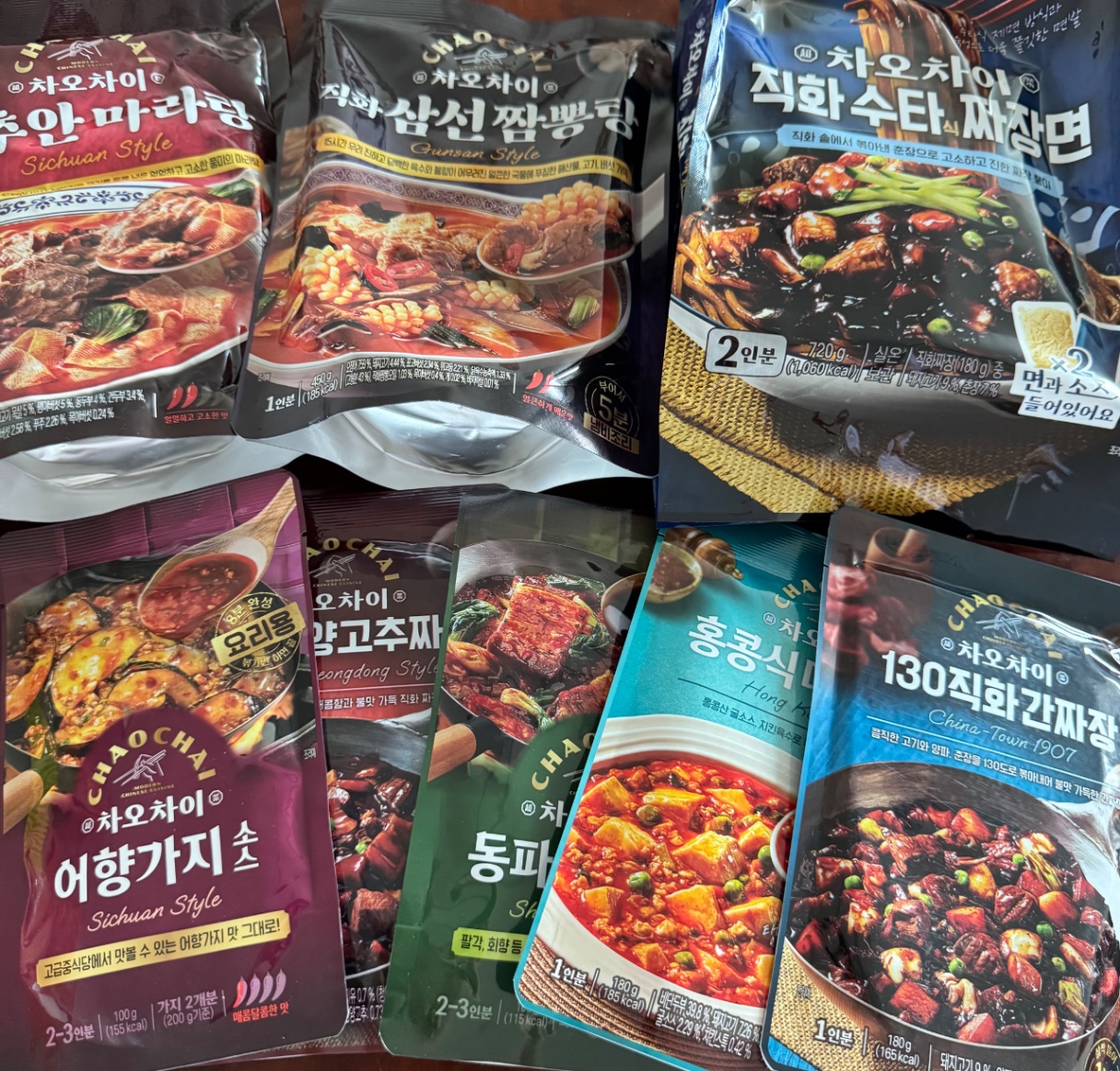 다양한 종류의 중식 요리 밀키트 패키지들