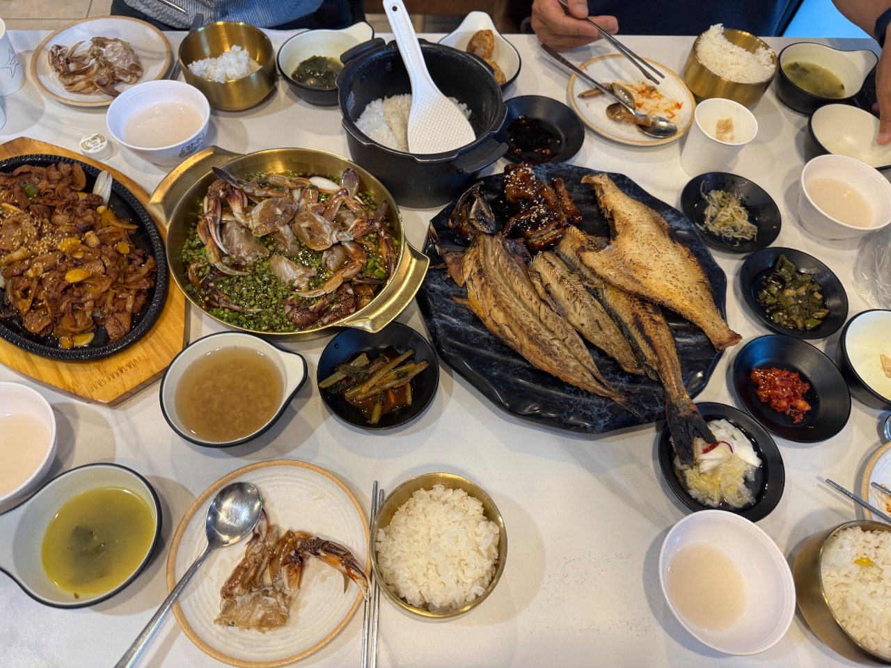 식탁에 차려진 생선구이, 소고기요리, 밥, 반찬