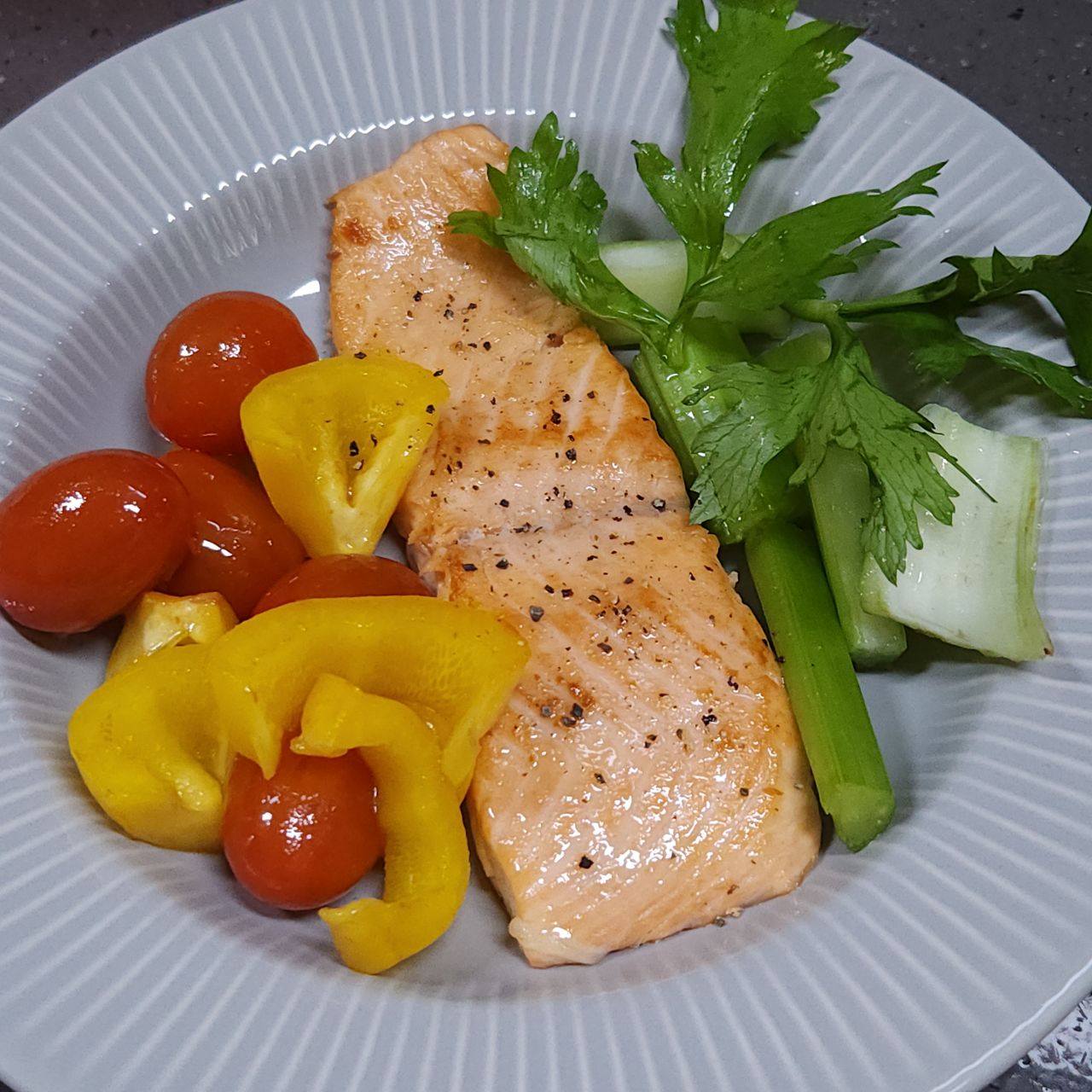 간단한데 맛있는 연어 스테이크 🍽