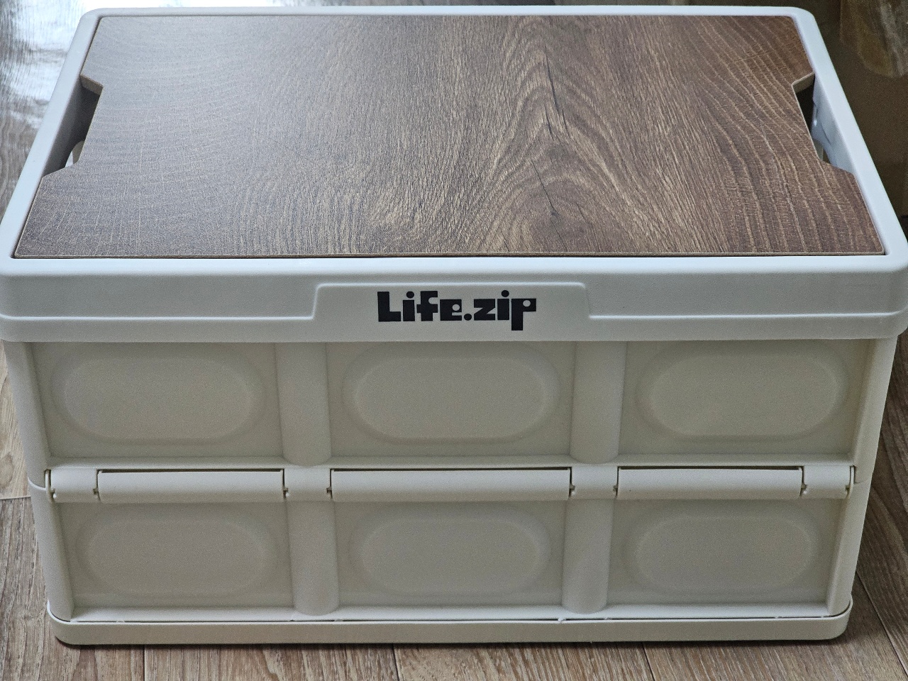 Life.zip 브랜드의 수납함과 목재 무늬 뚜껑