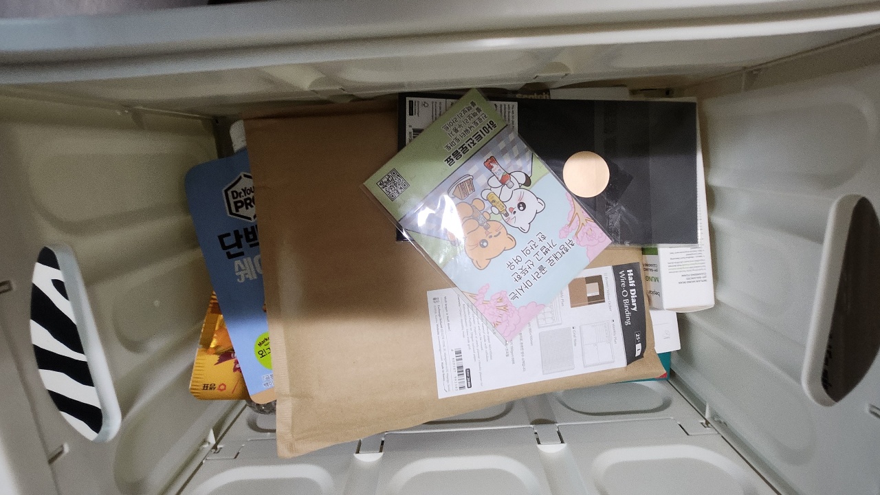 냉동실에 보관된 택배 상자와 식품 패키지
