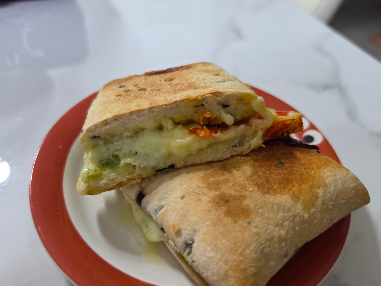 바질토마토치즈샌드위치