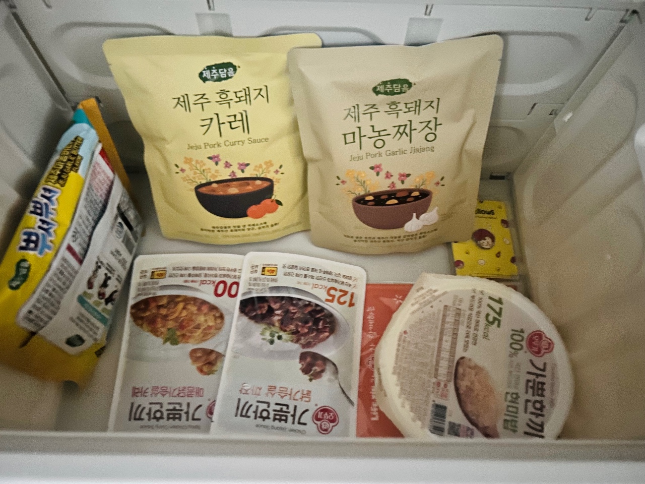 냉동실에 보관된 제주 흑돼지 카레, 마능짜장, 밥, 반찬 등 식품