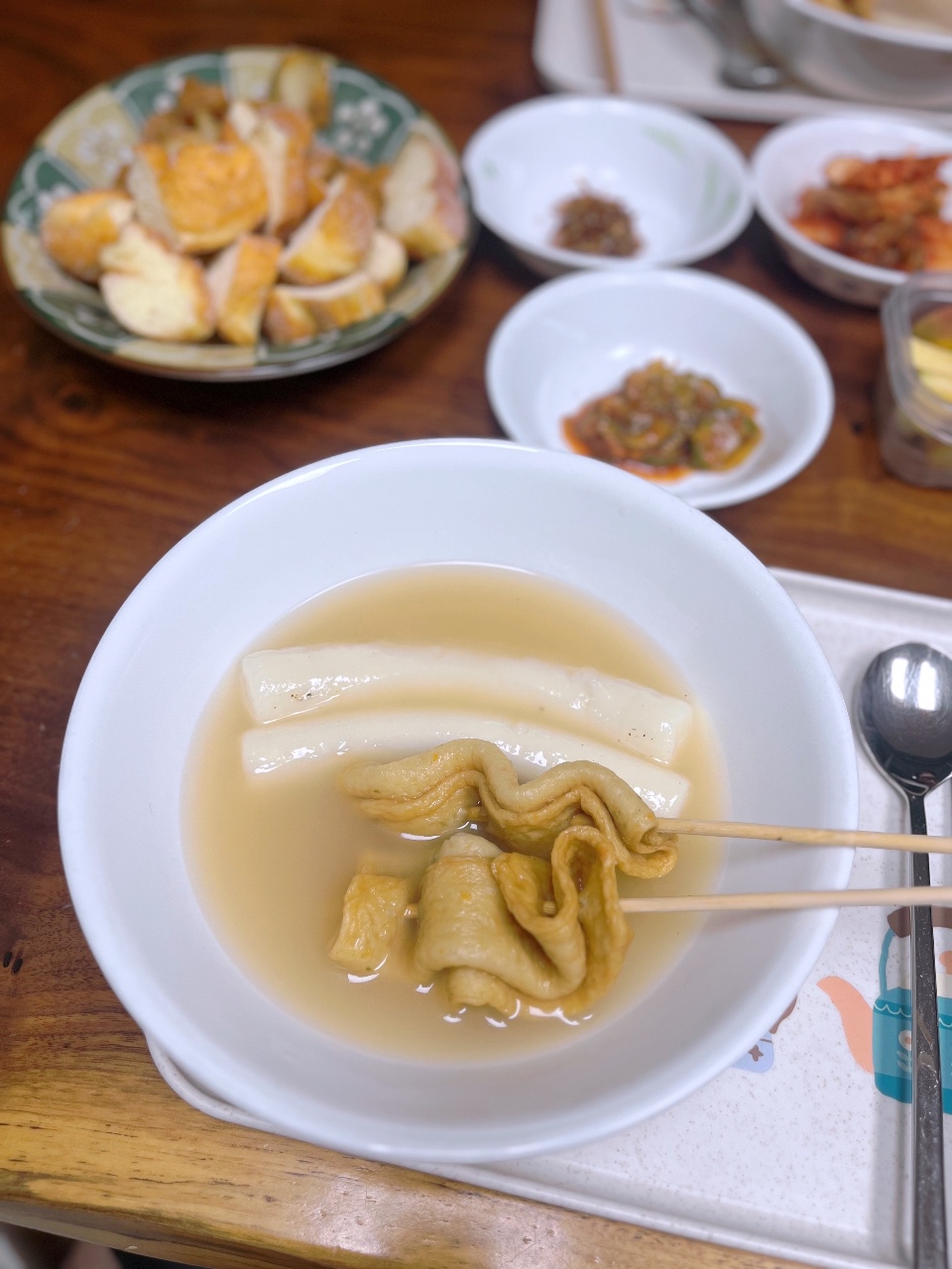 [오늘의 사부작] 뜨끈한 물떡볶이랑 어묵으로 아침 한상.