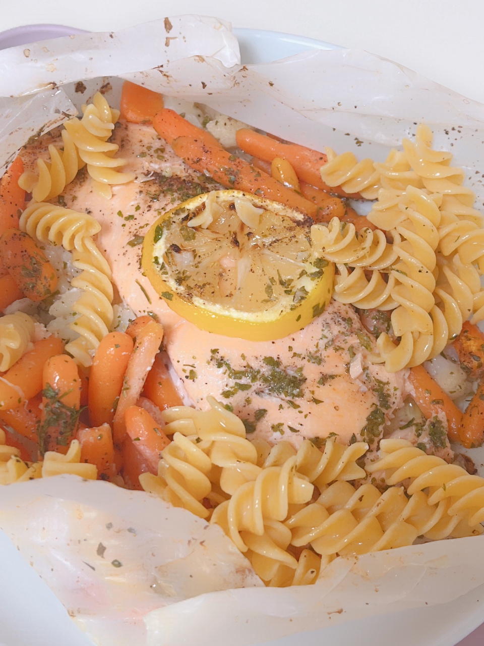 연어스테이크에 파스타 면 넣기🍝