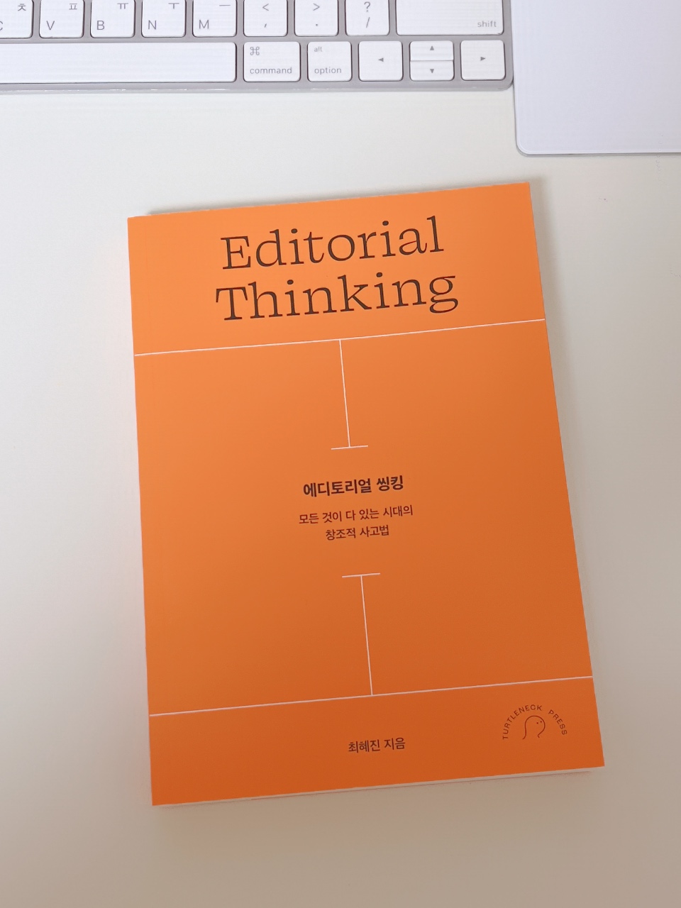 책상에서 모든 걸 하고 있어!📚